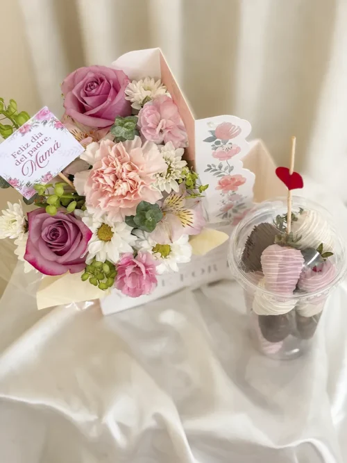 chocofresas con rosas frescas