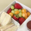 fresas aguaymanto y uvas