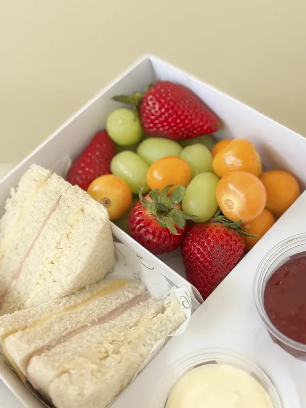 fresas aguaymanto y uvas