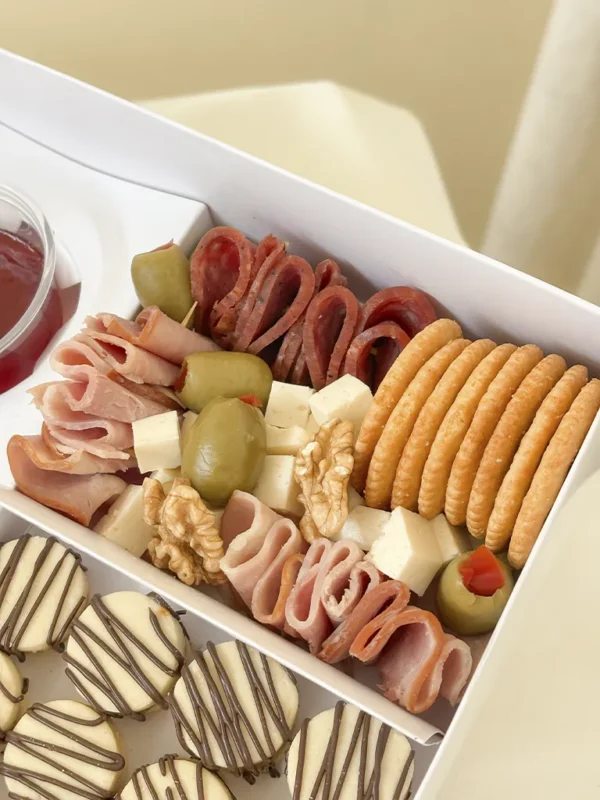 quesos galletas y embutidos