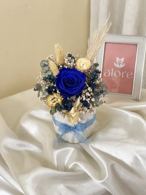maceta con rosa azul preservada