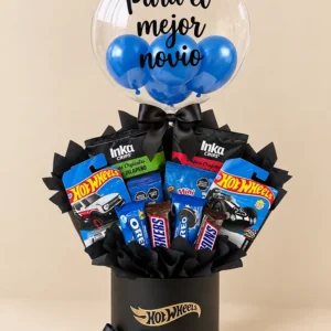 Arreglo de snacks, chocolates y autos Hot Wheels en caja negra con globo "Para el mejor novio"