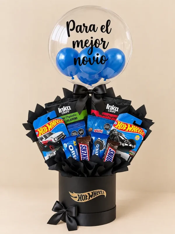 Arreglo de snacks, chocolates y autos Hot Wheels en caja negra con globo "Para el mejor novio"