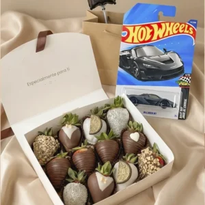 Caja de fresas bañadas en chocolate con auto Hot Wheels y globo estrella negro