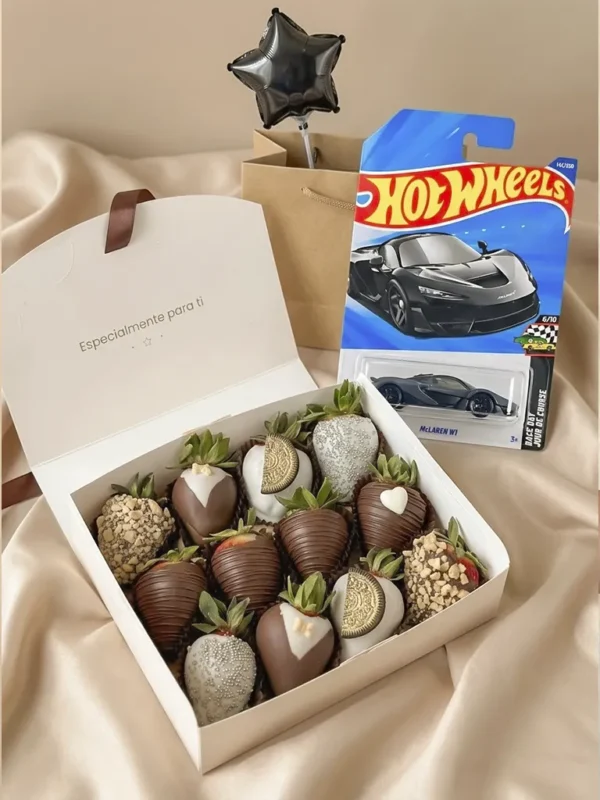 Caja de fresas bañadas en chocolate con auto Hot Wheels y globo estrella negro