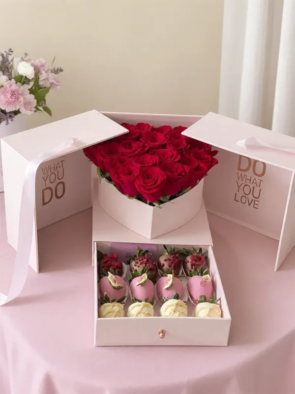 Caja sorpresa con rosas rojas en corazón y fresas bañadas en chocolate rosado