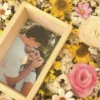 cuadro con flores amarillas y foto