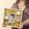 cuadro de flores amarillas con modelo