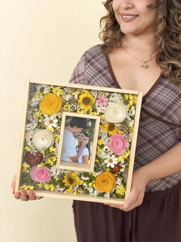 cuadro de flores amarillas con modelo