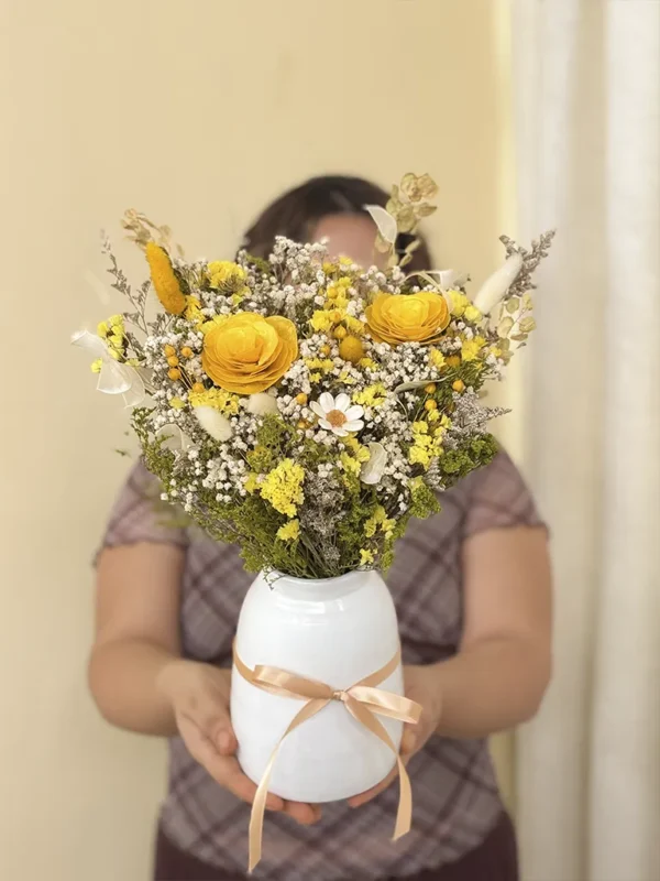flores eternas amarillas en florero ceramico con modelo