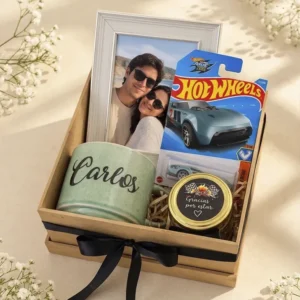 Caja de regalo con portarretrato, taza personalizada con nombre y auto Hot Wheels