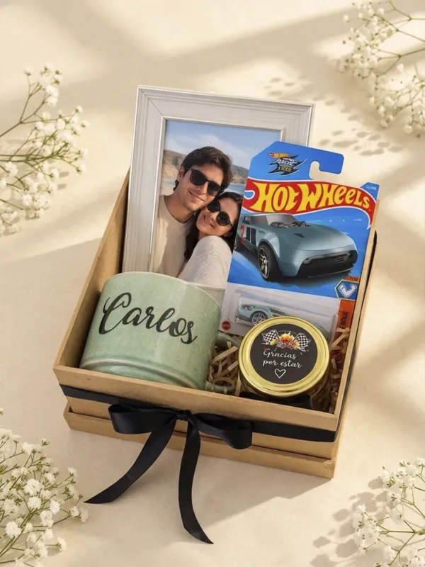 Caja de regalo con portarretrato, taza personalizada con nombre y auto Hot Wheels