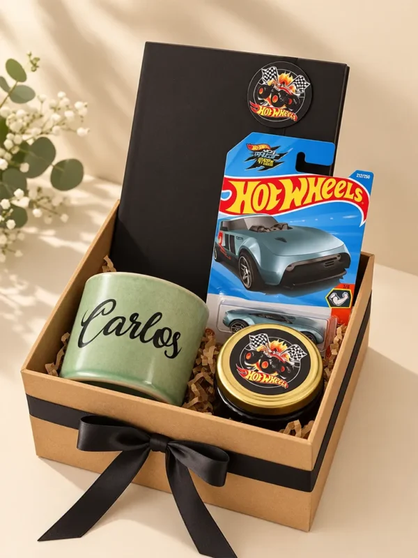 Caja de regalo con taza personalizada con nombre y auto Hot Wheels