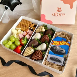 Caja con fresas bañadas en chocolate, frutas, piqueos y auto Hot Wheels