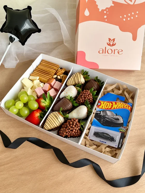Caja con fresas bañadas en chocolate, frutas, piqueos y auto Hot Wheels