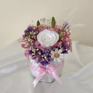 Maceta con rosa blanca preservada, astromelias y flores secas lilas
