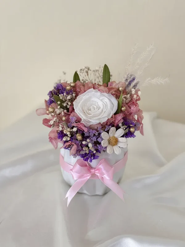 Maceta con rosa blanca preservada, astromelias y flores secas lilas