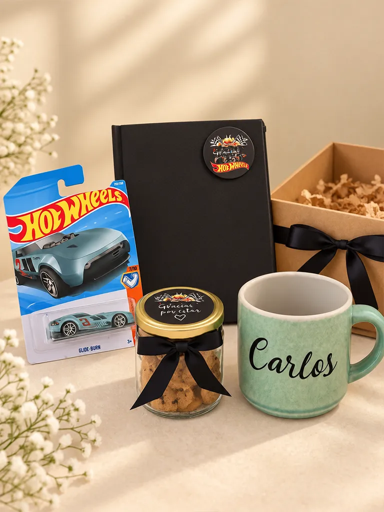 Taza personalizada con nombre, libreta, frasco de dulces y auto Hot Wheels