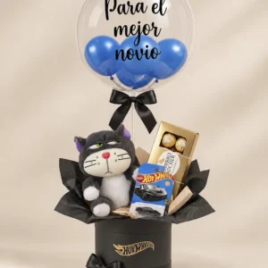 Caja negra con peluche, chocolates Ferrero, auto Hot Wheels y globo "Para el mejor novio"