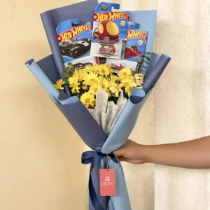 Ramo de flores amarillas con autos Hot Wheels en papel azul