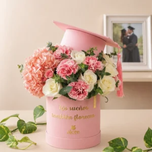 Caja de flores rosa con birrete de graduación de Alore