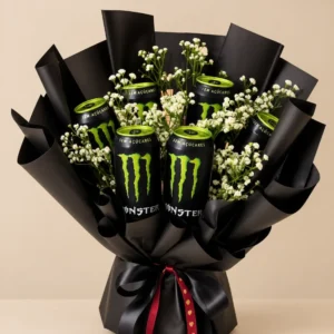 Ramo de latas Monster Energy con flores blancas y papel negro